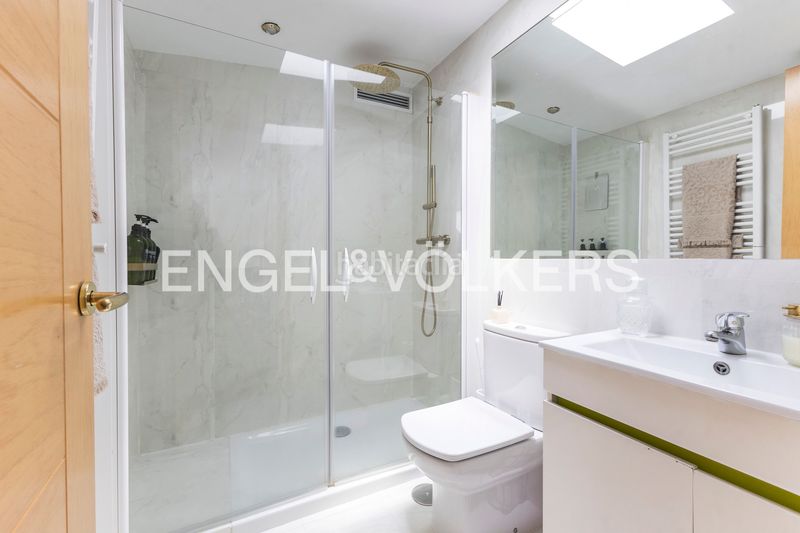 Foto f86a8309-d3e4-4f10-a048-392591dff111. Àtic amb calefacció aparcament piscina a Concepción Madrid