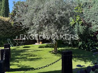 Casa en Conde Orgaz - Piovera. Exclusiva villa de inspiración francesa en el parque conde de or