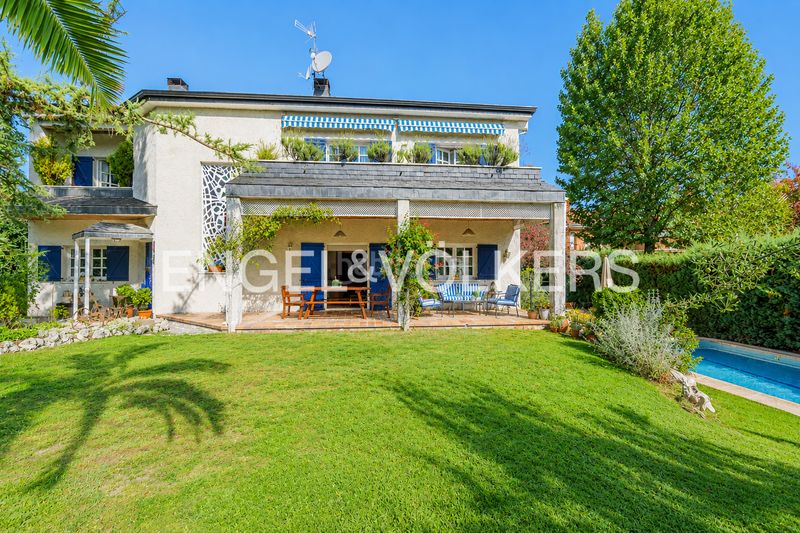 Foto 4a4a9d35-f25a-496c-99e2-23d5a4ea4c1a. Casa amb calefacció aparcament piscina a Conde Orgaz - Piovera Madrid