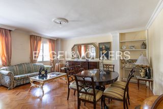 Apartamento en V Centenario. Exclusiva vivienda familiar con  piscina y garaje en v centenari