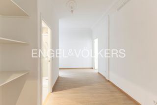 Lloguer Pis  Calle de serrano anguita. Amplio y luminoso piso señorial en justicia 5 habitaciones y tra