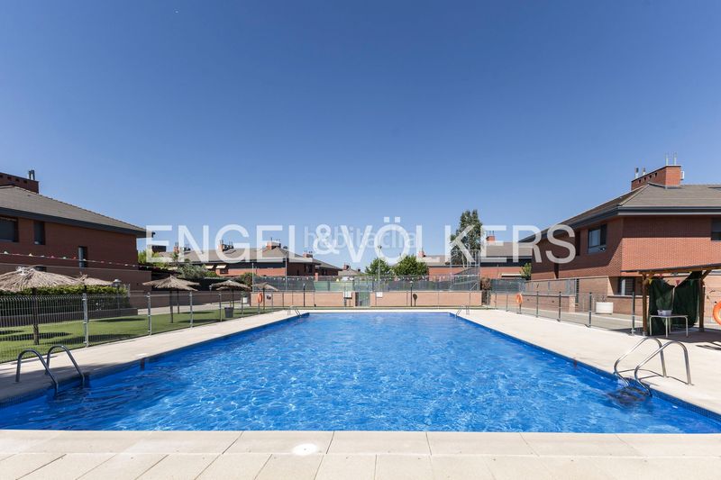 Foto e5a79062-b322-4d4b-af0a-f139fca933c0. Casa amb calefacció aparcament piscina a Perales del Río Getafe