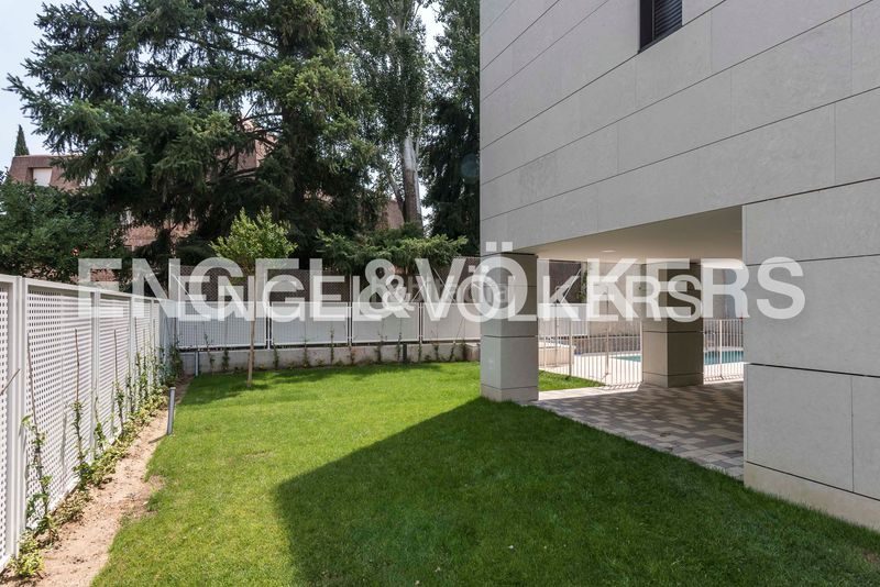 Foto 4b2cff2d-8b56-4598-a8d0-58e37508c210. Dúplex amb calefacció aparcament piscina a Nueva España Madrid