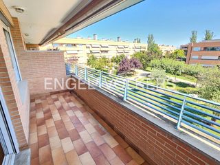 Miete Dachwohnung in Prado de Somosaguas. Piso de 163 m en magnífica urbanización con piscina, pádel y con