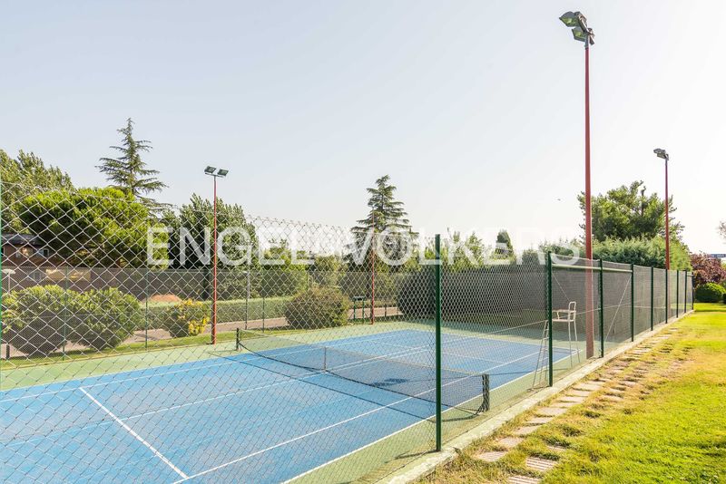 Foto 5ad1a64a-8e44-46e2-8994-65b2c5388983. Dúplex amb calefacció aparcament piscina a Carretera del Plantío Majadahonda