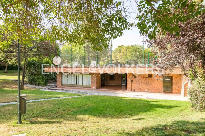 Foto 854d2f25-8316-4881-a197-007c382c1ede. Dúplex amb calefacció aparcament piscina a Carretera del Plantío Majadahonda