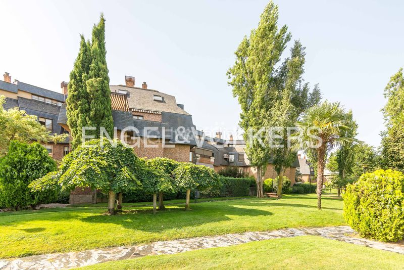 Foto f4ba4938-2526-48b1-8367-57442531a147. Dúplex amb calefacció aparcament piscina a Carretera del Plantío Majadahonda