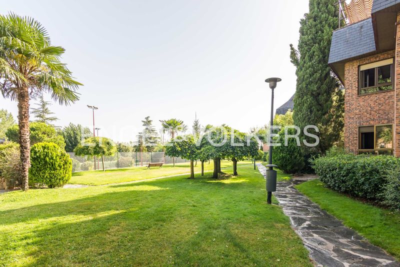 Foto f6ff104a-eca2-4ae6-b4db-968f74d91019. Dúplex amb calefacció aparcament piscina a Carretera del Plantío Majadahonda