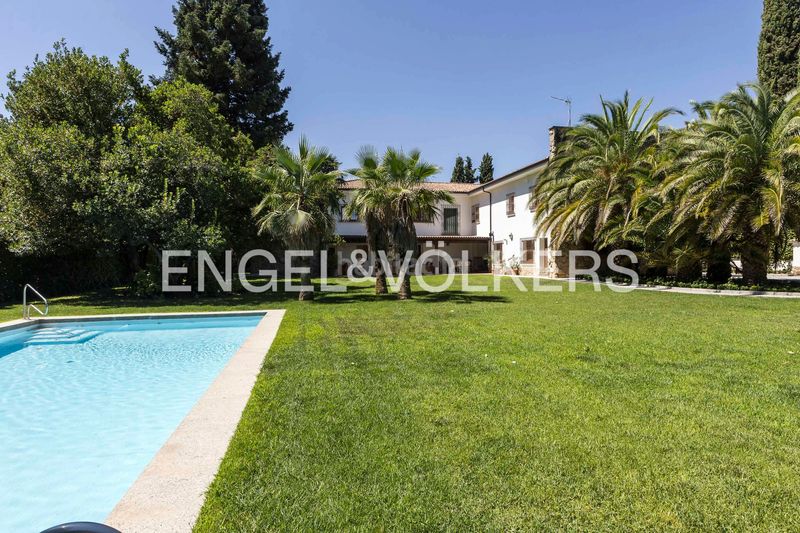 Foto 56917599-ebee-45a9-b3af-8a6b89b2f1d8. Casa amb calefacció aparcament piscina a La Florida - El Plantío Madrid