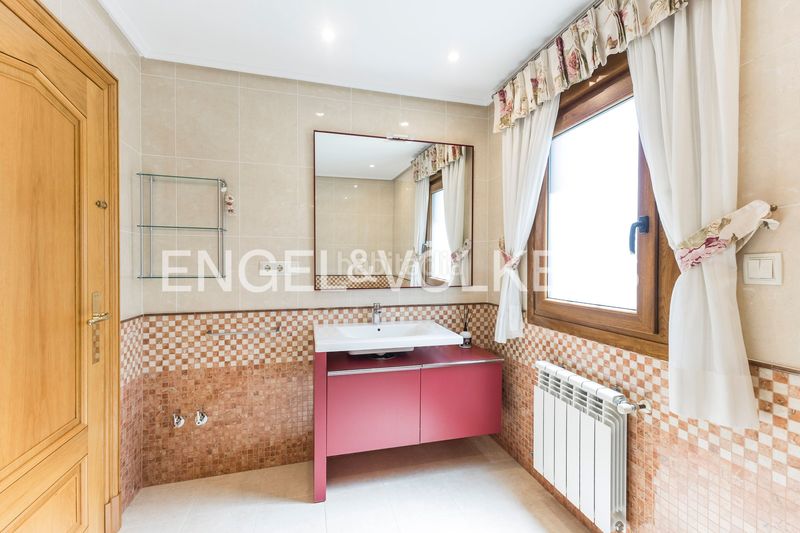 Foto 59eff7b3-8d2c-4c26-8a57-a644334c403c. Casa amb calefacció aparcament piscina a La Florida - El Plantío Madrid