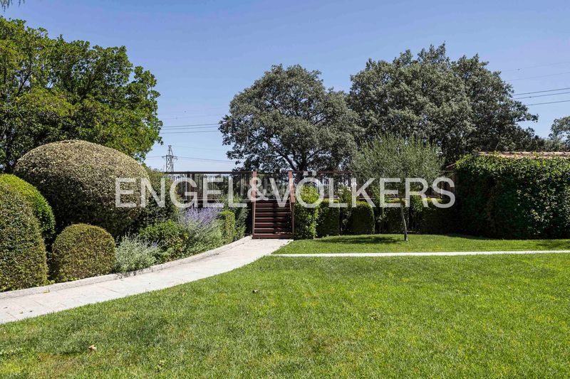 Foto b5662f19-b60e-4d3a-b7e0-7a3c29a8e7be. Casa amb calefacció aparcament piscina a La Florida - El Plantío Madrid