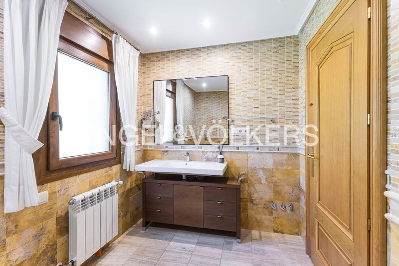 Foto c09a52ea-22b8-4349-bb64-d5813960b111. Casa amb calefacció aparcament piscina a La Florida - El Plantío Madrid