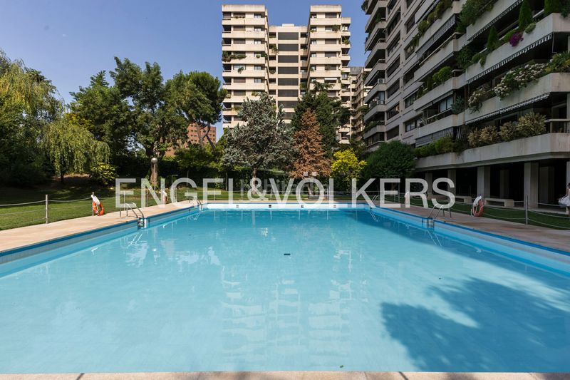 Foto c37e2ab0-ca5e-413f-bb2e-1233d66cb2a5. Pis amb calefacció piscina a La Paz Madrid