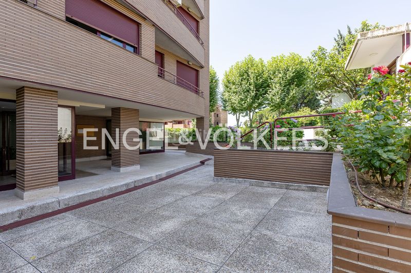 Foto 1791c094-e31c-45d2-a2b7-7540745f63ad. Dúplex amb calefacció aparcament piscina a Golf-El Carralero Majadahonda