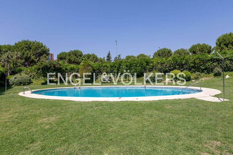 Foto 6f04a075-51c1-4f60-8931-829fe727fbf1. Dúplex amb calefacció aparcament piscina a Golf-El Carralero Majadahonda