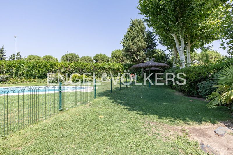 Foto dd693ad6-0090-4f18-a663-351966d3d68f. Dúplex amb calefacció aparcament piscina a Golf-El Carralero Majadahonda