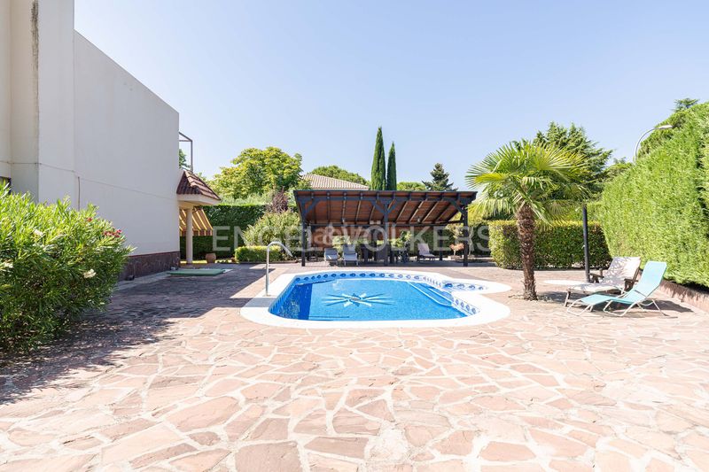 Foto 46029f07-0b8d-4105-9262-bb876cbe67e1. Casa amb calefacció aparcament piscina a La Canaleja Galapagar