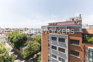 Piso en Argüelles. Luminosa propiedad reformada con terraza en argüelles