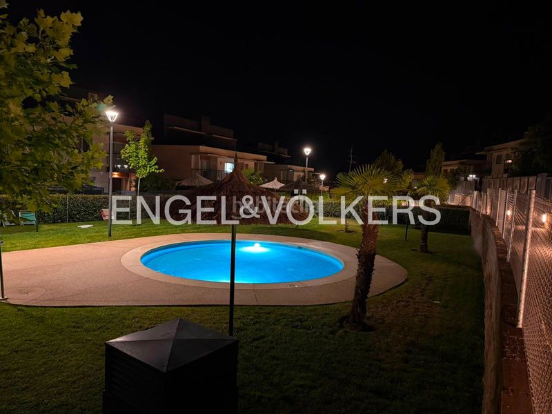 Foto 6240b6b7-bb47-4b30-bc37-4d138ff78b42. Casa adossada amb calefacció aparcament piscina a Boadilla del Monte
