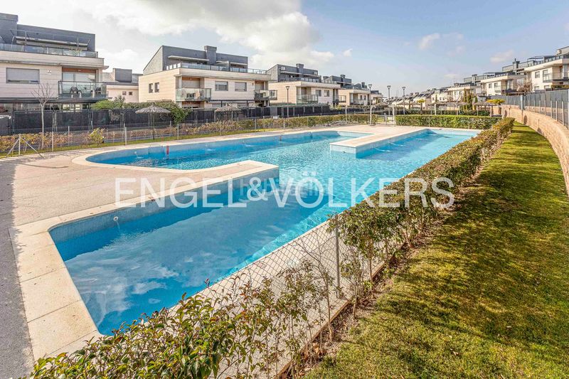 Foto f82005af-499f-4d48-8608-742584ffe624. Casa adossada amb calefacció aparcament piscina a Boadilla del Monte