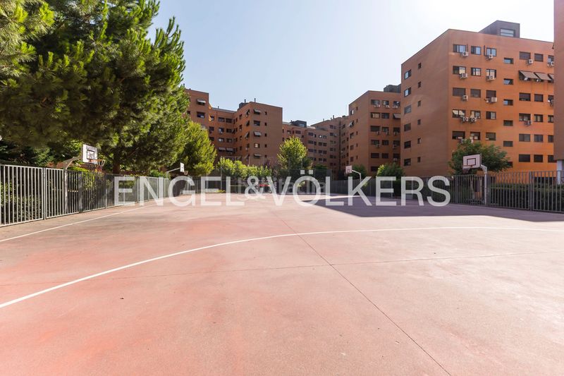 Foto 547f116b-0b8e-4c8b-bc64-c2c8a8e5ef38. Pis amb calefacció aparcament piscina a Valdebernardo-Valderribas Madrid