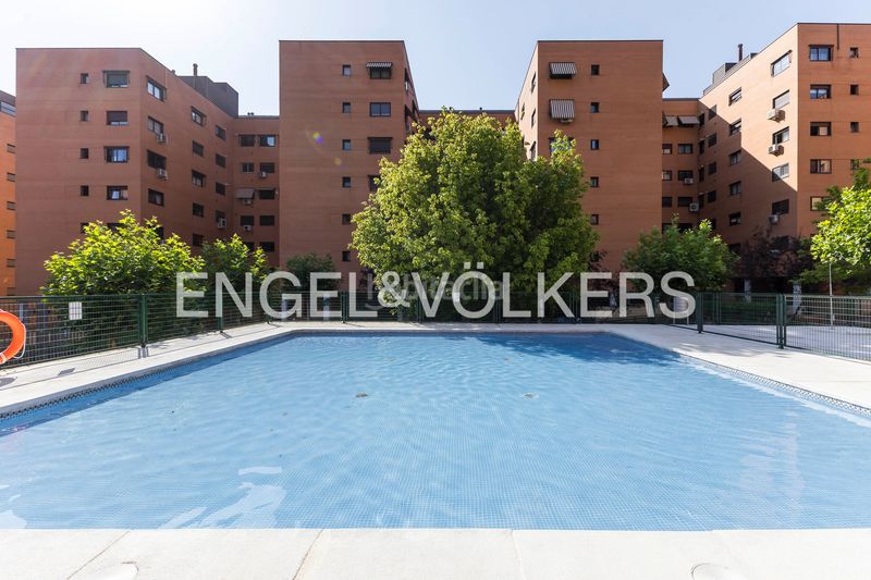 Foto 665101c0-401f-4ee6-8d68-c1d3ea14d87f. Pis amb calefacció aparcament piscina a Valdebernardo-Valderribas Madrid