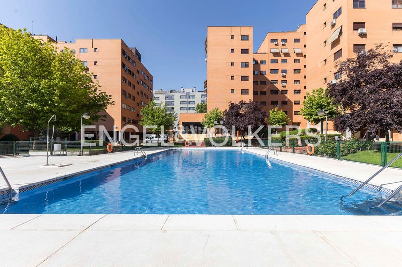 Foto eeec17ba-bb5d-4f91-8d9d-d287f582bcd8. Pis amb calefacció aparcament piscina a Valdebernardo-Valderribas Madrid