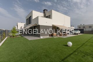 Miete Reihenhaus in El Bosque. Chalet pareado de muy reciente construcción, en villaviciosa de