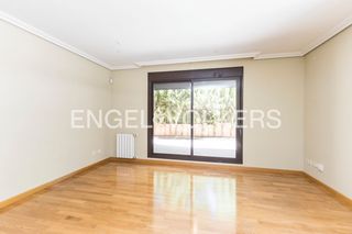 Rent Flat in El Cantizal. Bajo con jardín privado en tranquila urbanización de las rozas