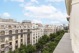 Rent Penthouse  José abascal. Elegancia y luz en almagro ático clásico con terraza y vistas de