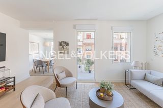 Rent Flat  Cristóbal bordiú. Elegante piso de 2 dormitorios con terraza en chamberí para alqu
