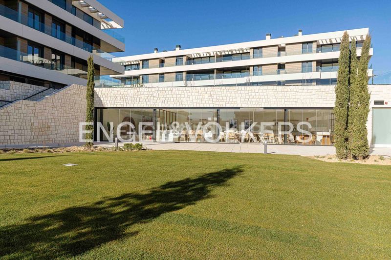 Foto 1586b83a-acdf-4837-b05b-fca3600b3202. Pis amb calefacció aparcament piscina a urbanización La Moraleja La Moraleja