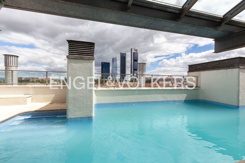 Foto 8e904b64-1188-4856-b7ae-8b0f3a3a73ba. Lloguer dúplex amb calefacció aparcament piscina a Madrid