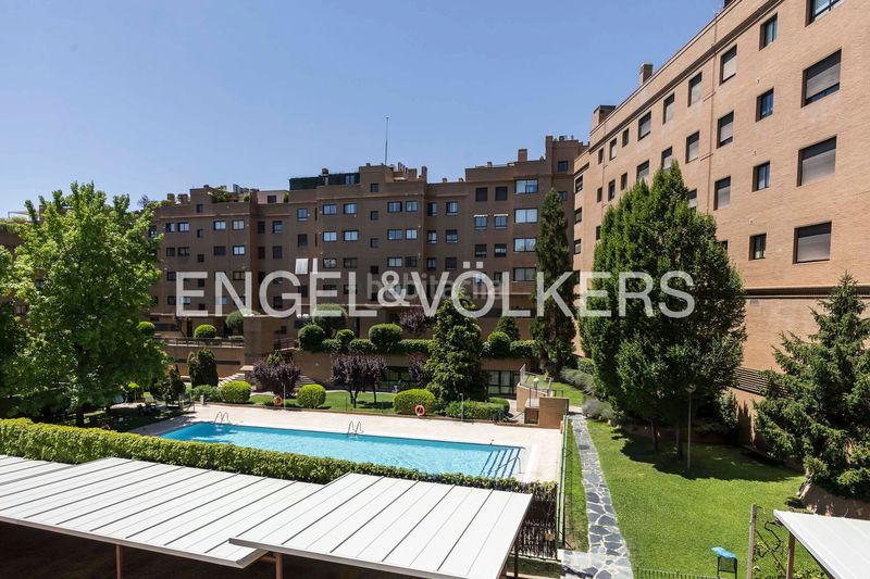 Foto 6d96511d-0909-4166-8188-ac8d435fe6fd. Pis amb calefacció aparcament piscina a Conde Orgaz - Piovera Madrid