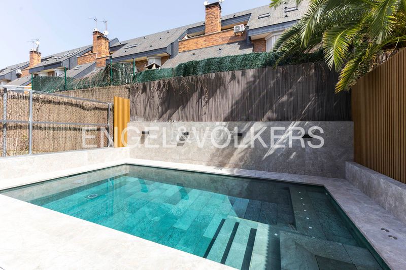 Foto 419060f1-322d-4fe9-958d-5872801e6744. Casa adossada amb calefacció aparcament piscina a Madrid