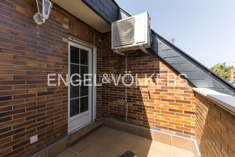 Foto a7b7ba4e-159c-45c1-9514-16a380eafcdd. Casa adossada amb calefacció aparcament piscina a Madrid