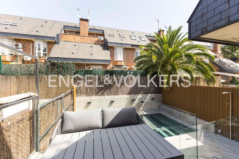 Foto c559121e-8bee-4a90-9bfd-f93a86852935. Casa adossada amb calefacció aparcament piscina a Madrid