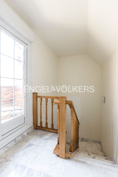 Foto d276d239-170c-4f82-b339-4fabc212ffb8. Casa adossada amb calefacció aparcament piscina a Madrid
