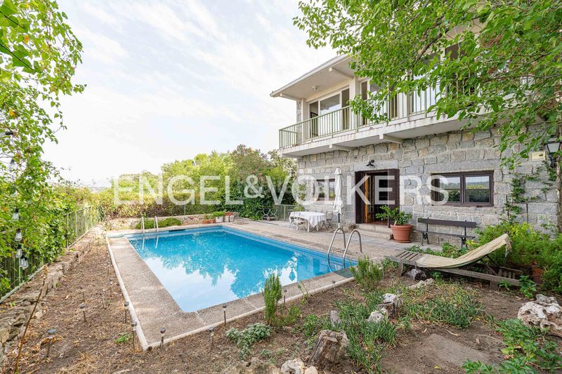 Foto 6370584c-7287-445c-8bc7-abbffcc99280. Casa amb calefacció aparcament piscina a Parquelagos-Puente Nuevo Galapagar