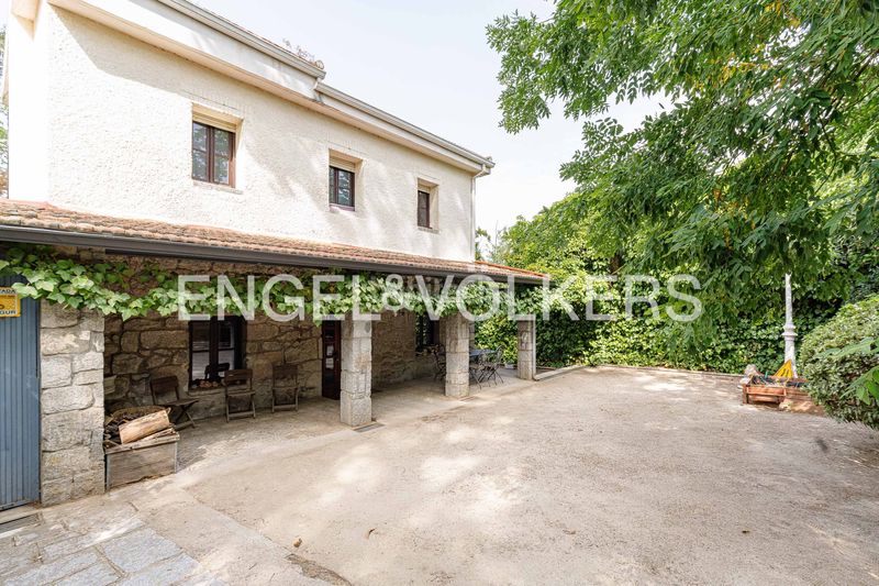 Foto a400d4cc-5f2d-4b36-9240-69b0bb990d34. Casa amb calefacció aparcament piscina a Parquelagos-Puente Nuevo Galapagar