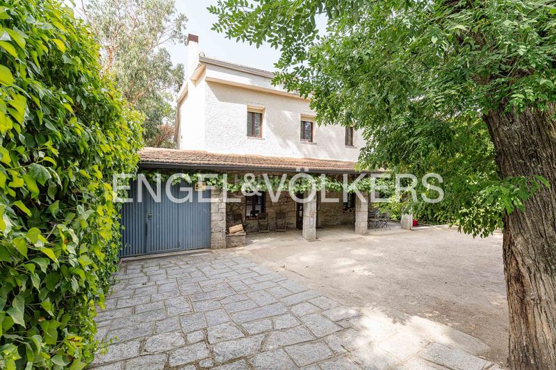 Foto ff71db52-4398-4ba3-b8f4-0c4bfc714379. Casa amb calefacció aparcament piscina a Parquelagos-Puente Nuevo Galapagar