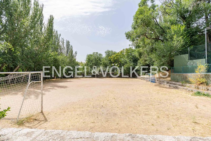 Foto 11de2024-de0a-4d50-aa4a-e01038258aae. Pis amb calefacció aparcament piscina a Jardín de los Reyes-Parque Real Escorial (El)