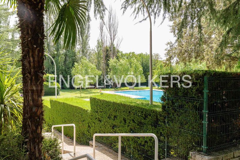 Foto 52a39590-c264-4f1e-82ae-3f42a687734a. Pis amb calefacció aparcament piscina a Jardín de los Reyes-Parque Real Escorial (El)