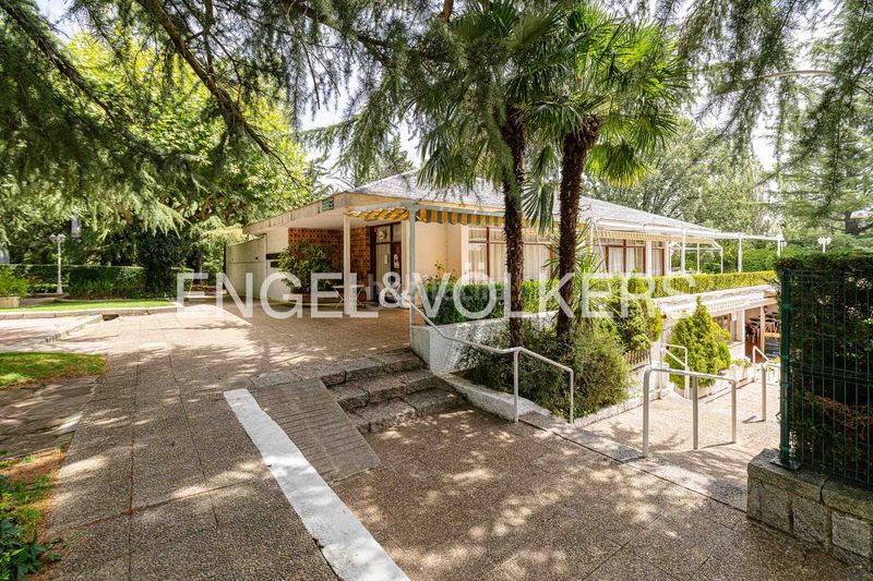 Foto 5c73f8f8-c4f2-4753-beea-6374603ff3c6. Pis amb calefacció aparcament piscina a Jardín de los Reyes-Parque Real Escorial (El)