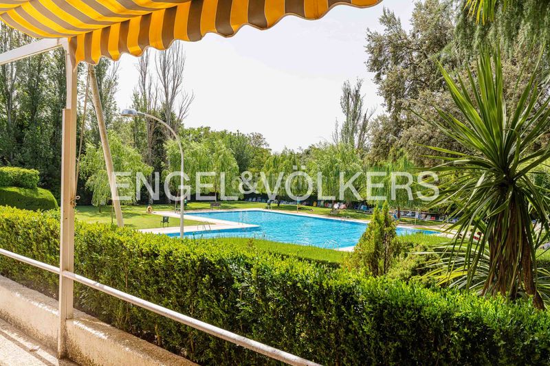 Foto dc03345a-ac75-40c0-a031-af96d7882e89. Pis amb calefacció aparcament piscina a Jardín de los Reyes-Parque Real Escorial (El)