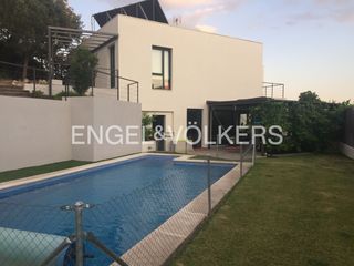 Rent House in El Monte. Exclusivo chalet independiente con piscina, ascensor y jardín pr