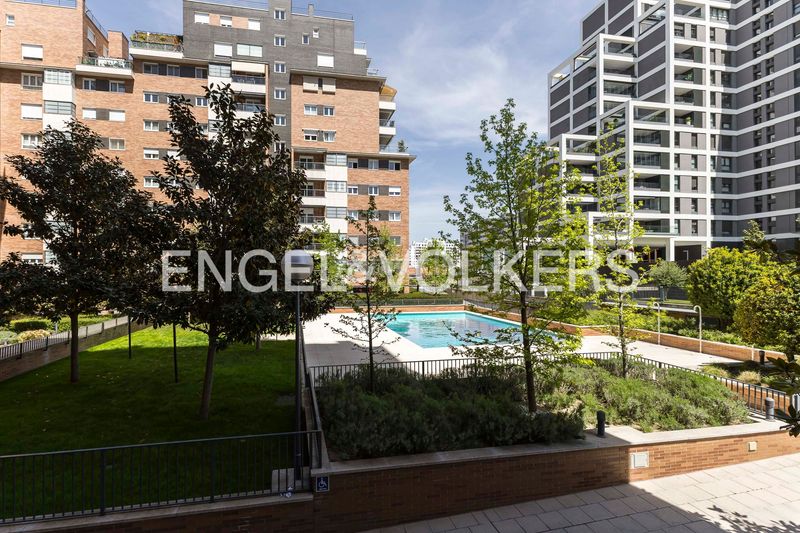 Foto 1d5bebf7-a87a-4a47-a238-598a226a05e2. Pis amb calefacció aparcament piscina a Valdebebas - Valdefuentes Madrid