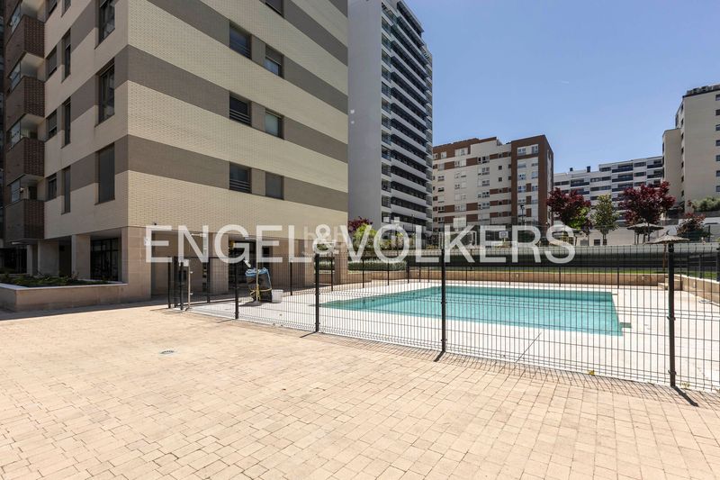 Foto 7061d40d-f992-49e7-957b-85d3f1732b95. Pis amb calefacció aparcament piscina a Valdebebas - Valdefuentes Madrid