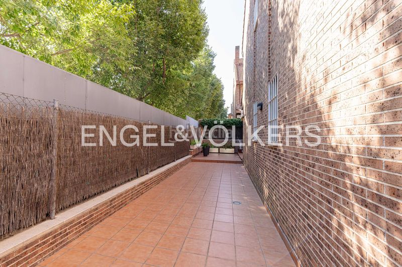 Foto dfe0623c-a2e3-4ddd-b333-39f1717f4252. Casa adossada amb calefacció aparcament a Salvador Madrid