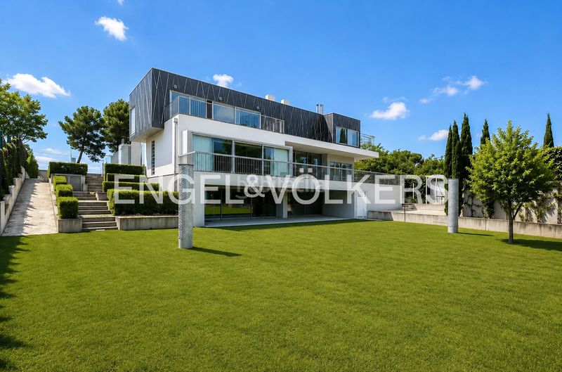 Foto 1a2bc3f4-d2c7-4a0d-8c27-838cf3303923. Casa amb calefacció aparcament piscina a Valdemarín Madrid